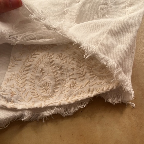 American Eagle White Size 0 Hi-Rise Jean Shorts. Perfect condition! High waist. - Picture 2 of 8